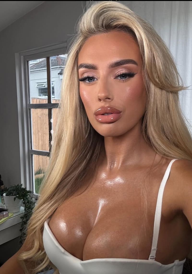 Chloe met sexy tieten in mini bh