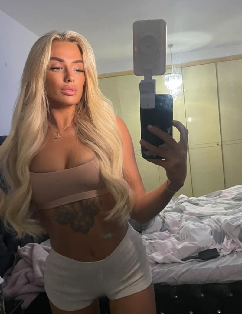 Knappe blondine neemt spiegel selfie