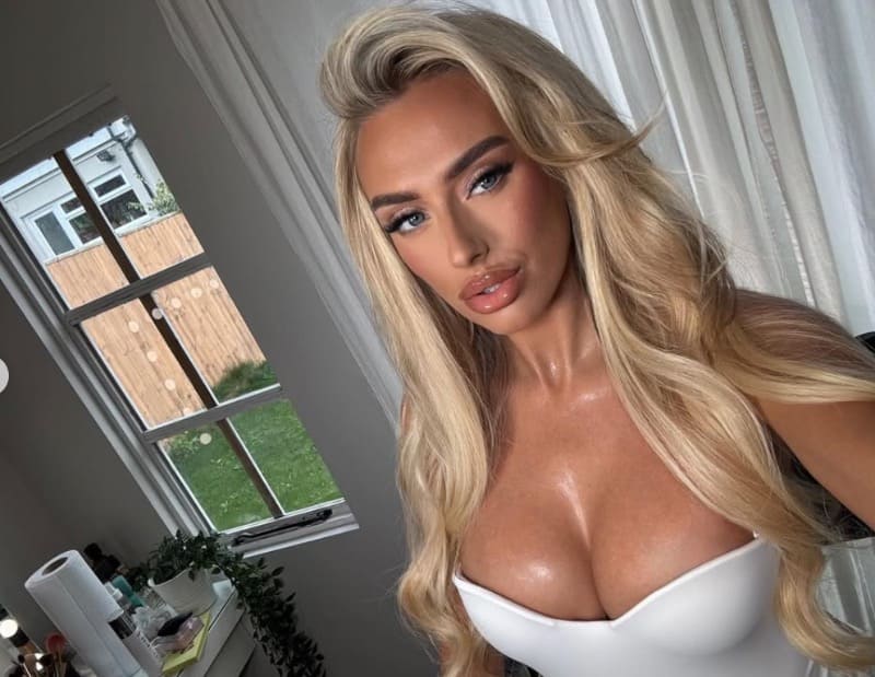 Chloe neemt selfie en toont dikke tieten