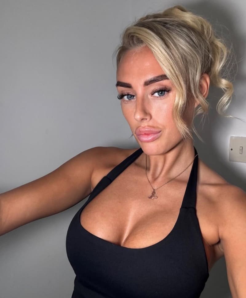 Sexy blondine in zwart topje met diepe decolleté