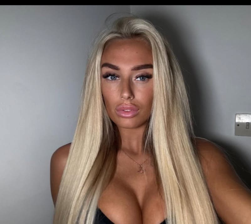 Chloe toont dikke tieten in strakke outfit