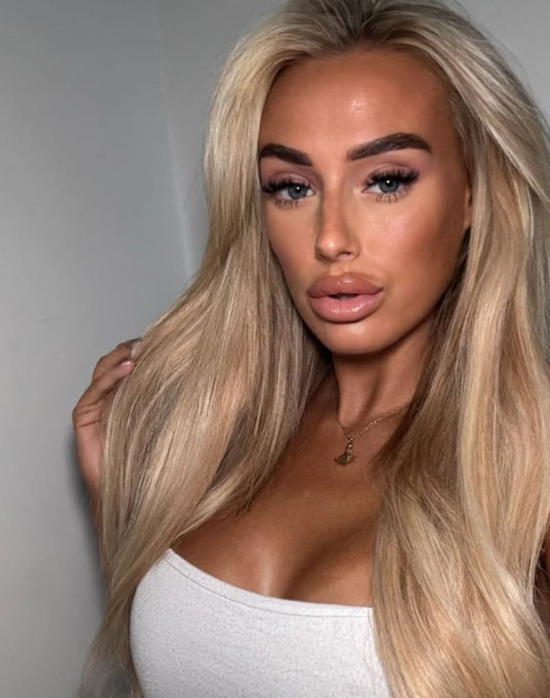 Babe met dikke tieten in wit topje