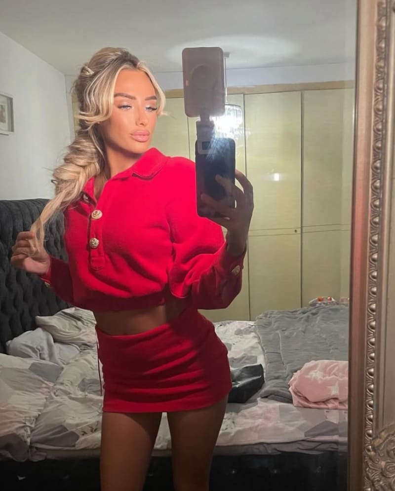 Sexy blondine in kort rood outfit