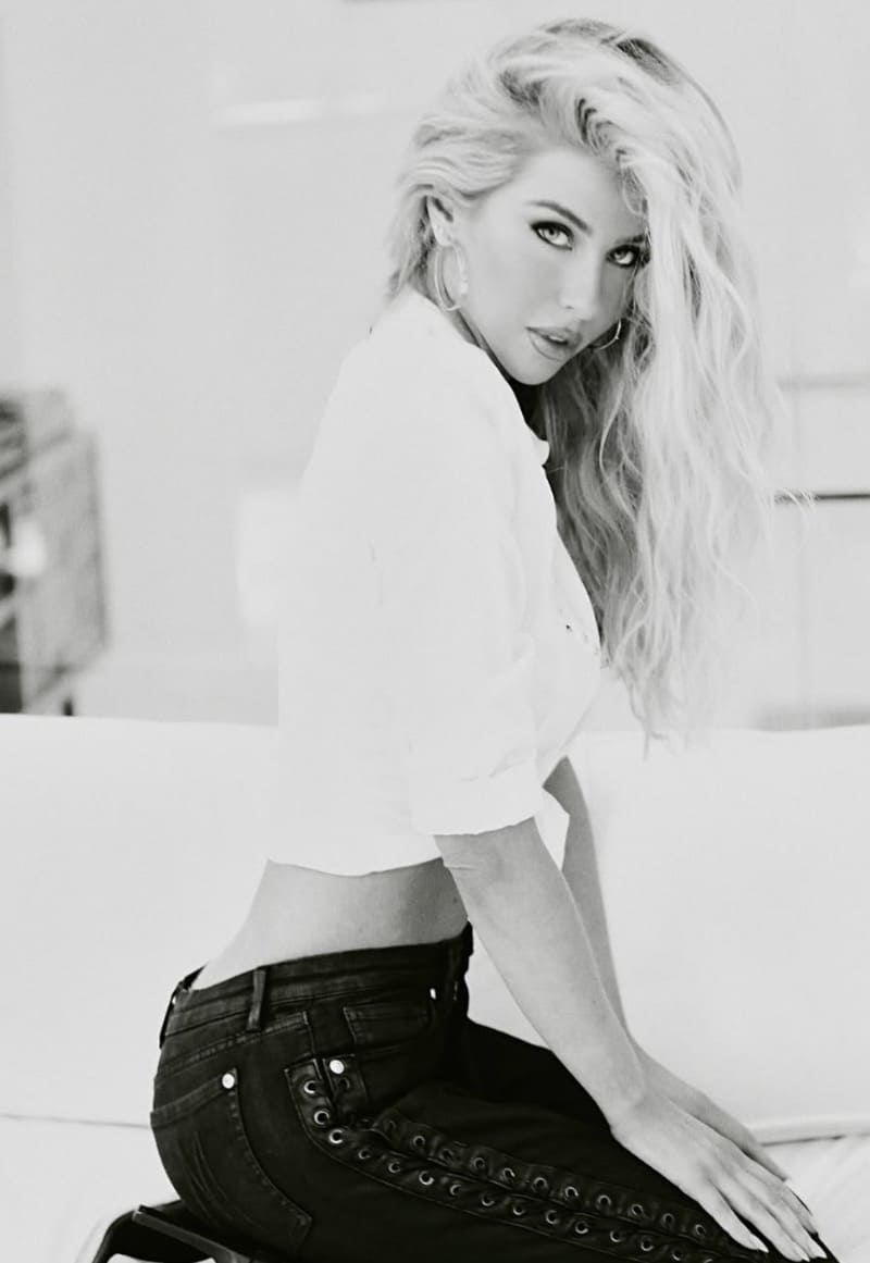 Knappe dame in wit topje