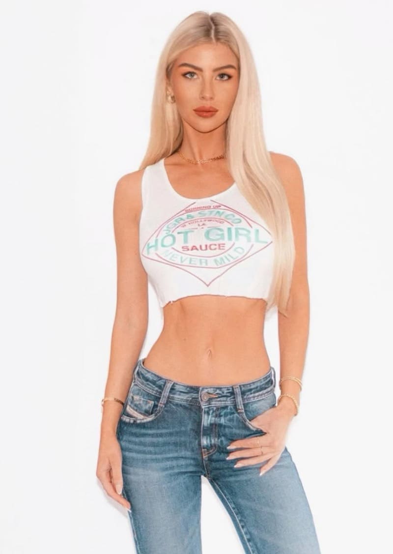 Knappe dame in jeans