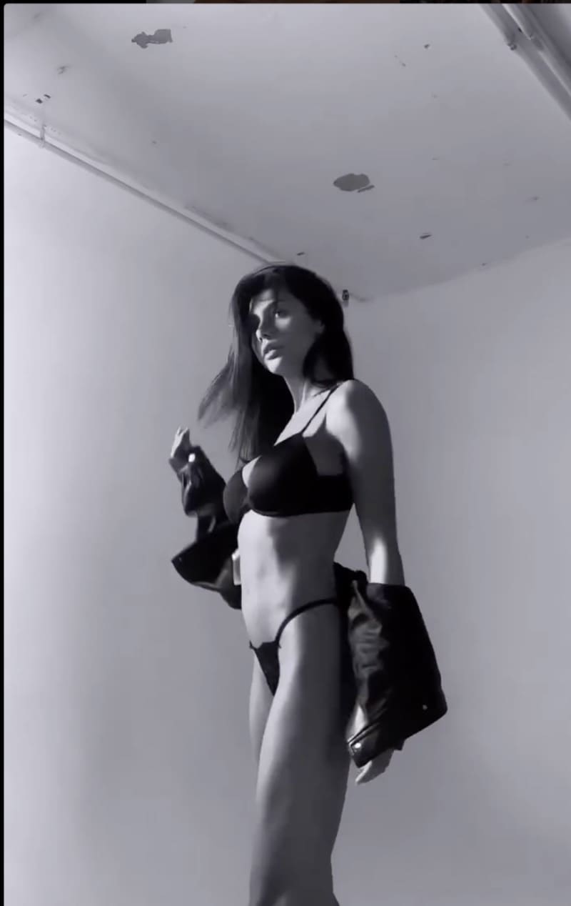 Cata doet kleren uit voor foto shoot 