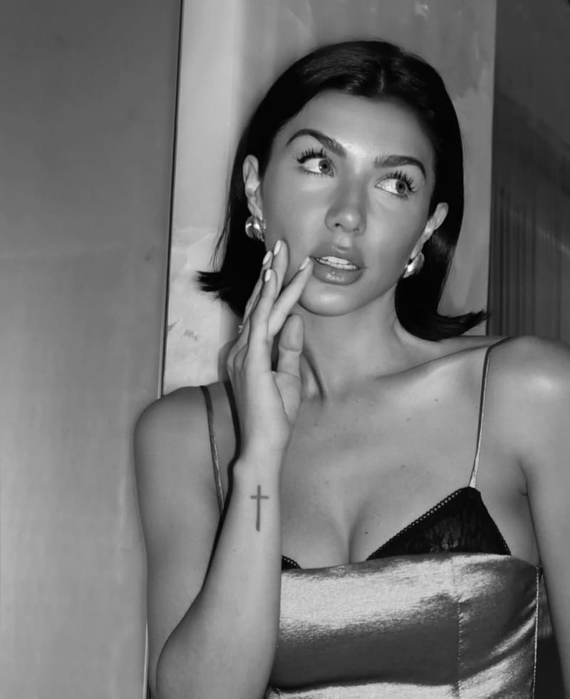 Knappe dame met halflang haar en een zwoele blik