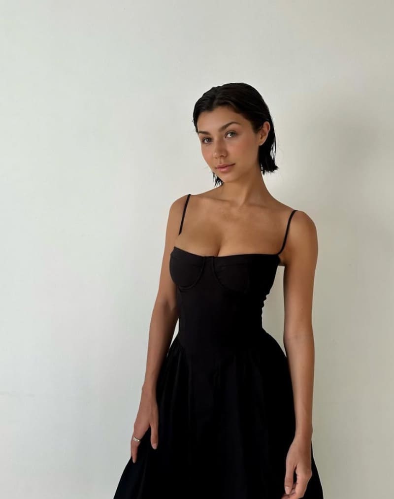 Cata in zwarte jurk met diepe decolleté