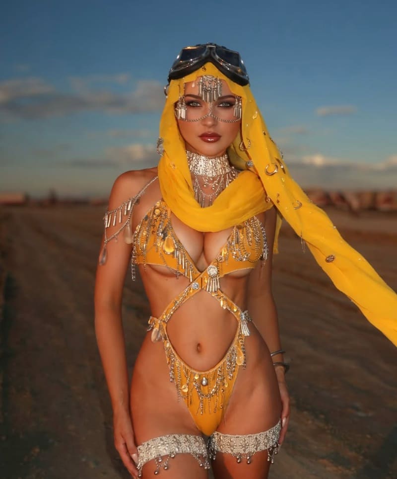 Sexy dame in speciale lingerie op festival