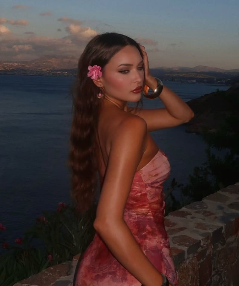 Jessica in sexy rode jurk