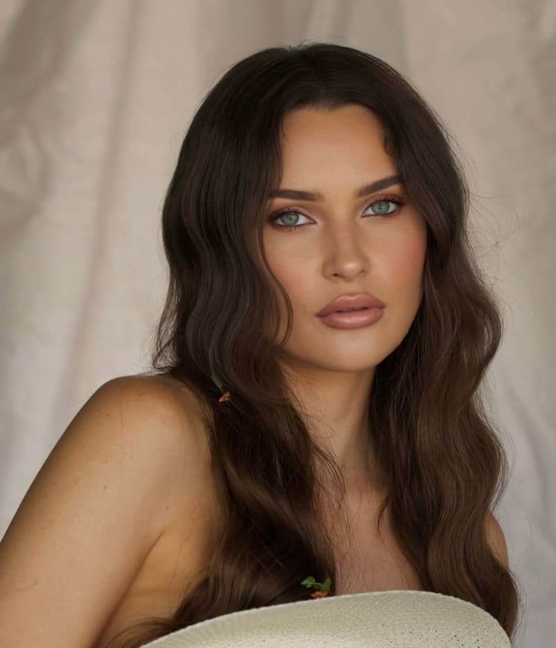 Knappe brunette met langer haar