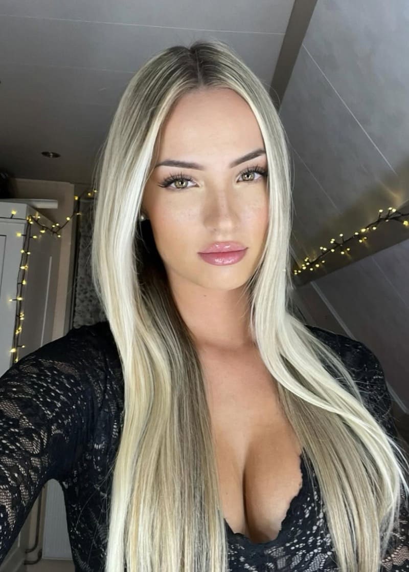 Knappe dame in strak zwart topje met diepe decolleté