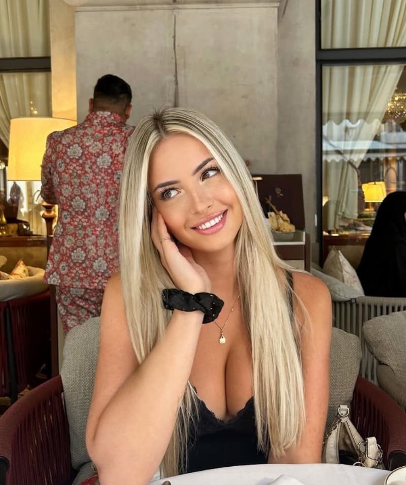 Sexy blondine in restaurant