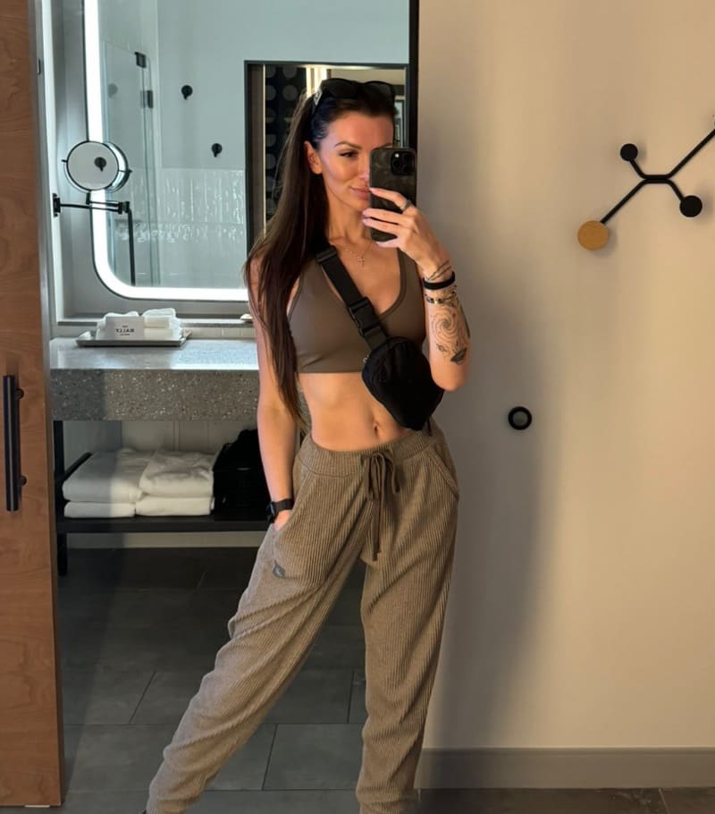 Knappe dame in beige broek met sexy figuurtje