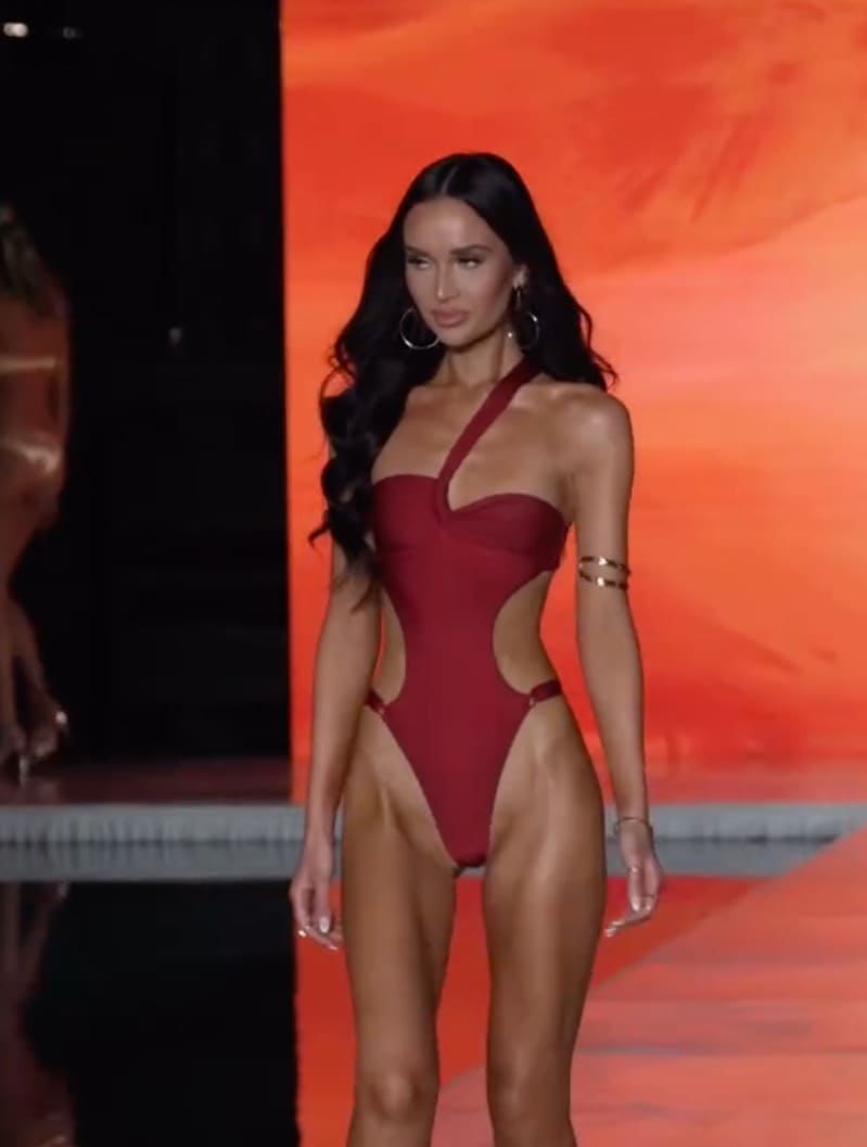 Katarina in rood badpak op catwalk