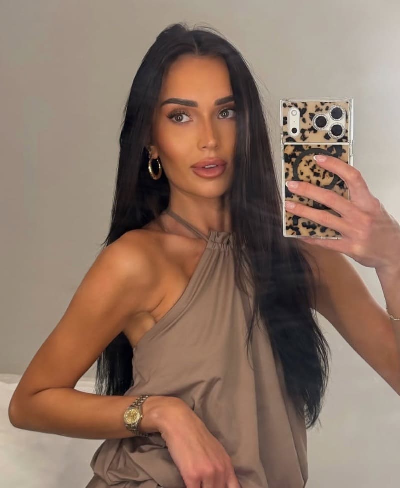 Katarina in sexy bruine outfit