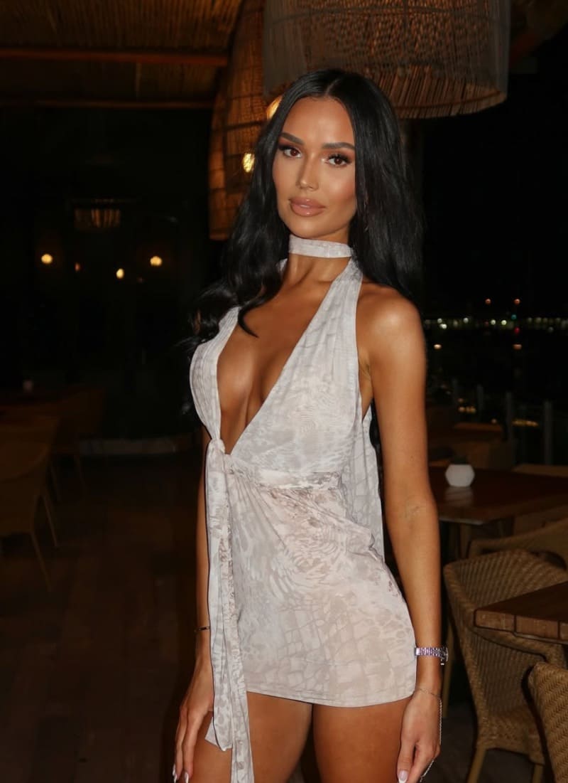 Babe in korte witte jurk