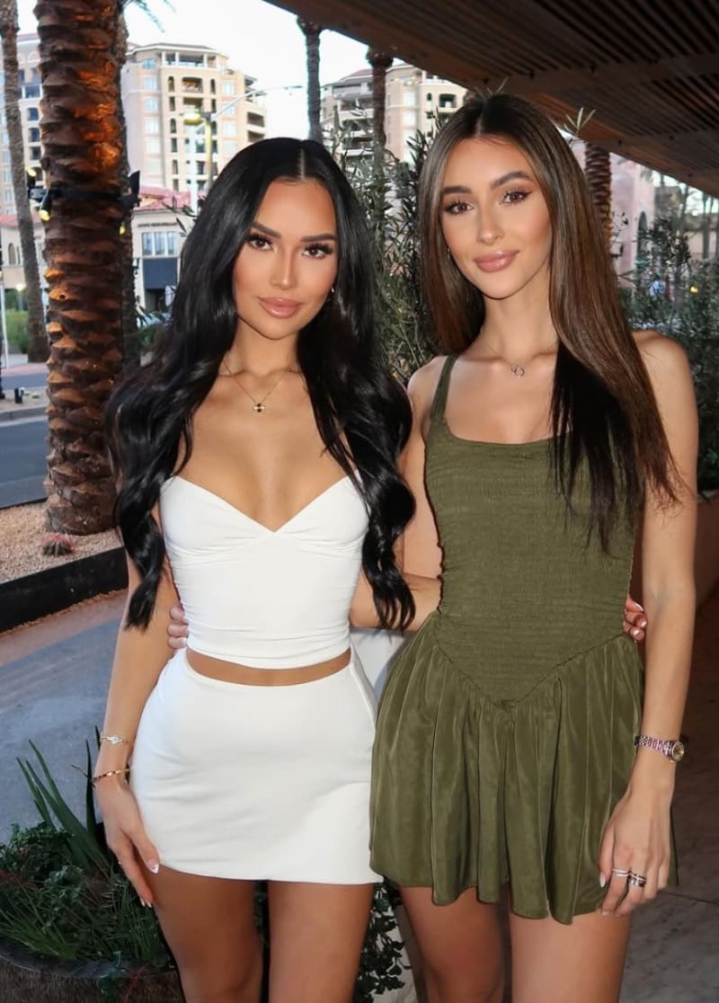 Katarina en vriendin in sexy outfits