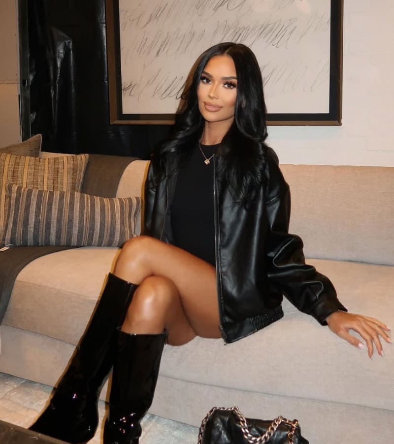 Sexy dame in zwarte outfit met mooi figuurtje