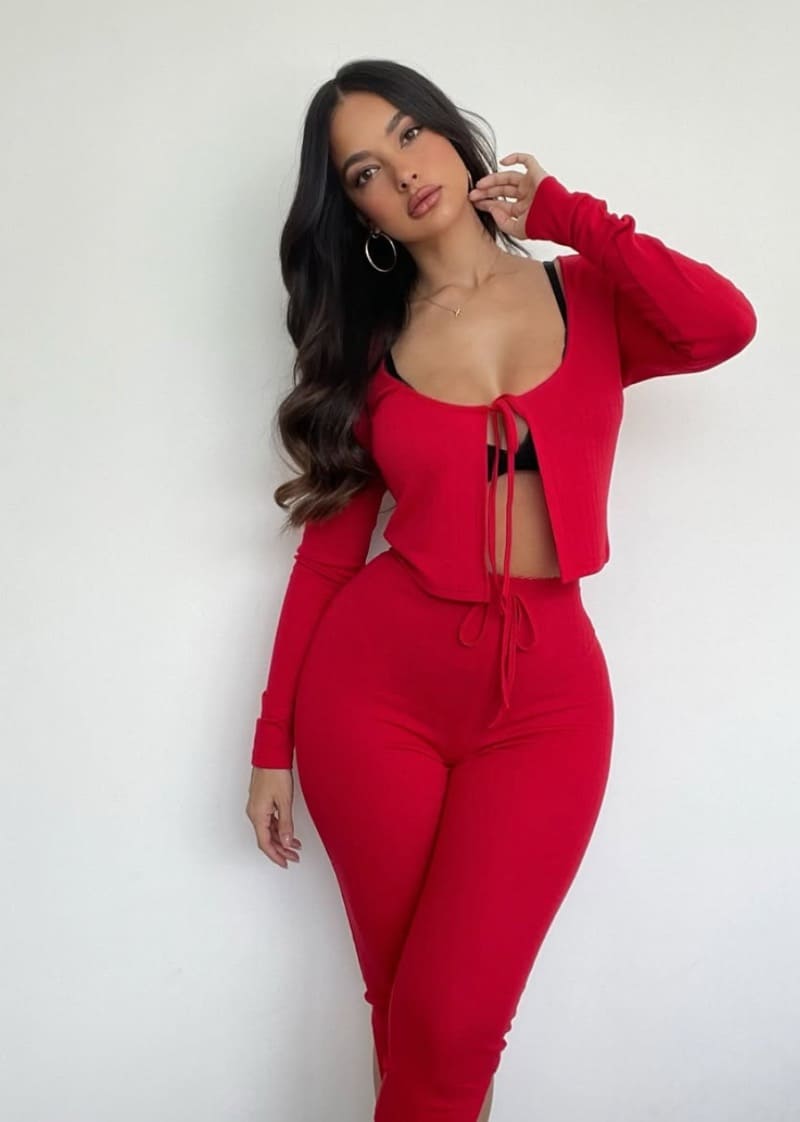 Sexy dame in rode lingerie