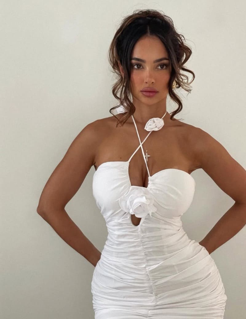 Sexy dame in strakke witte jurk met mooie decolleté