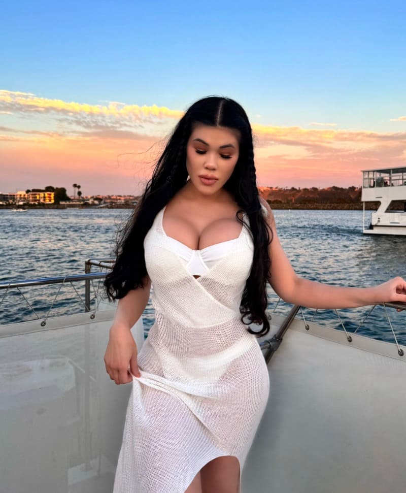 Sexy dame met enorme tieten op boot