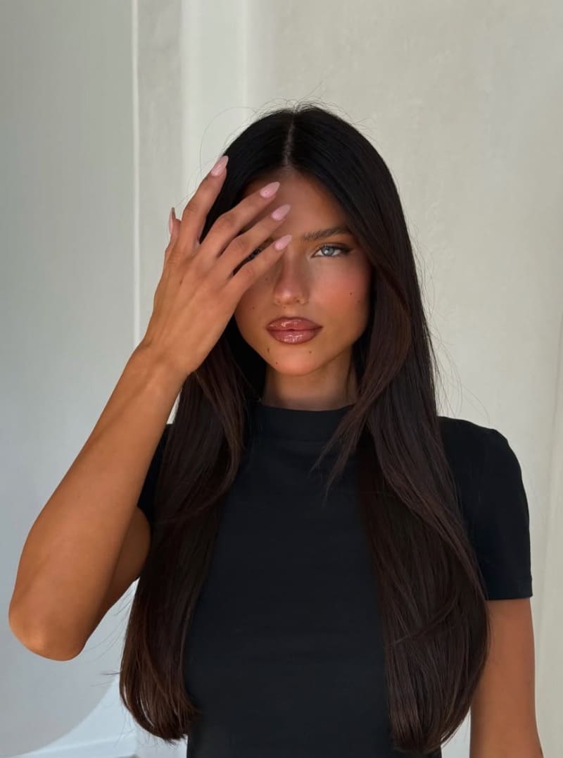 Brunette model met lange haren en felblauwe ogen