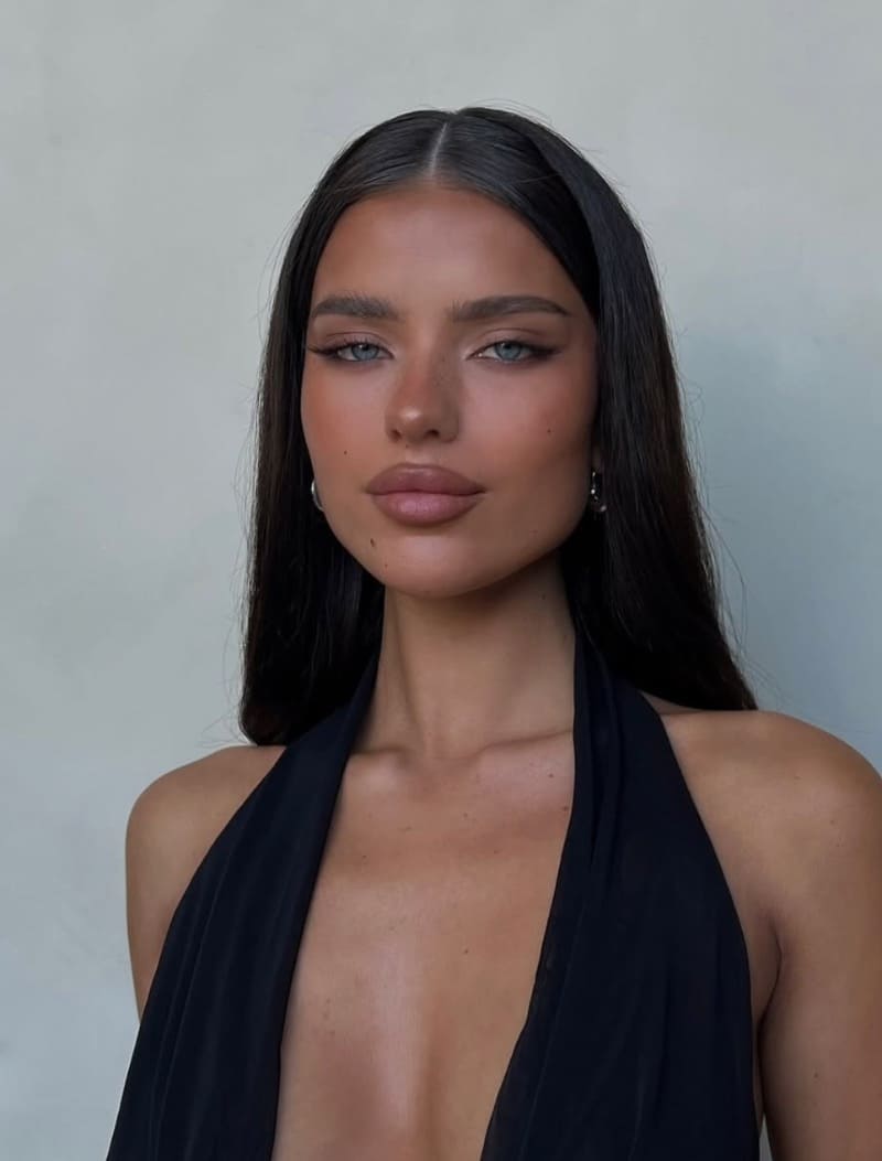 Crystal neemt selfie met diepe decolleté