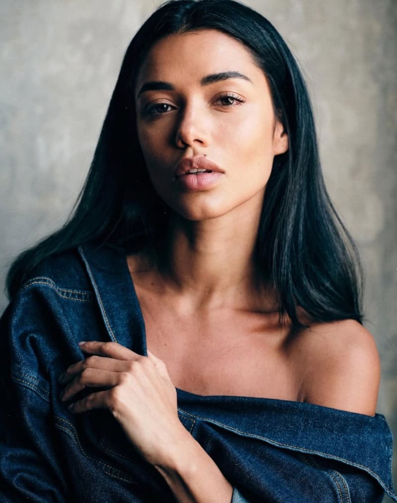 Knappe selfie met bijna niks aan