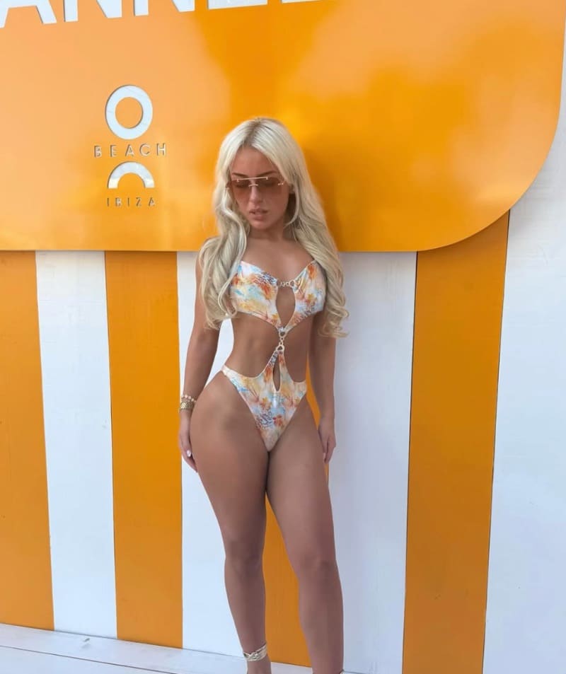 Aimee op strand in gele sexy bikini