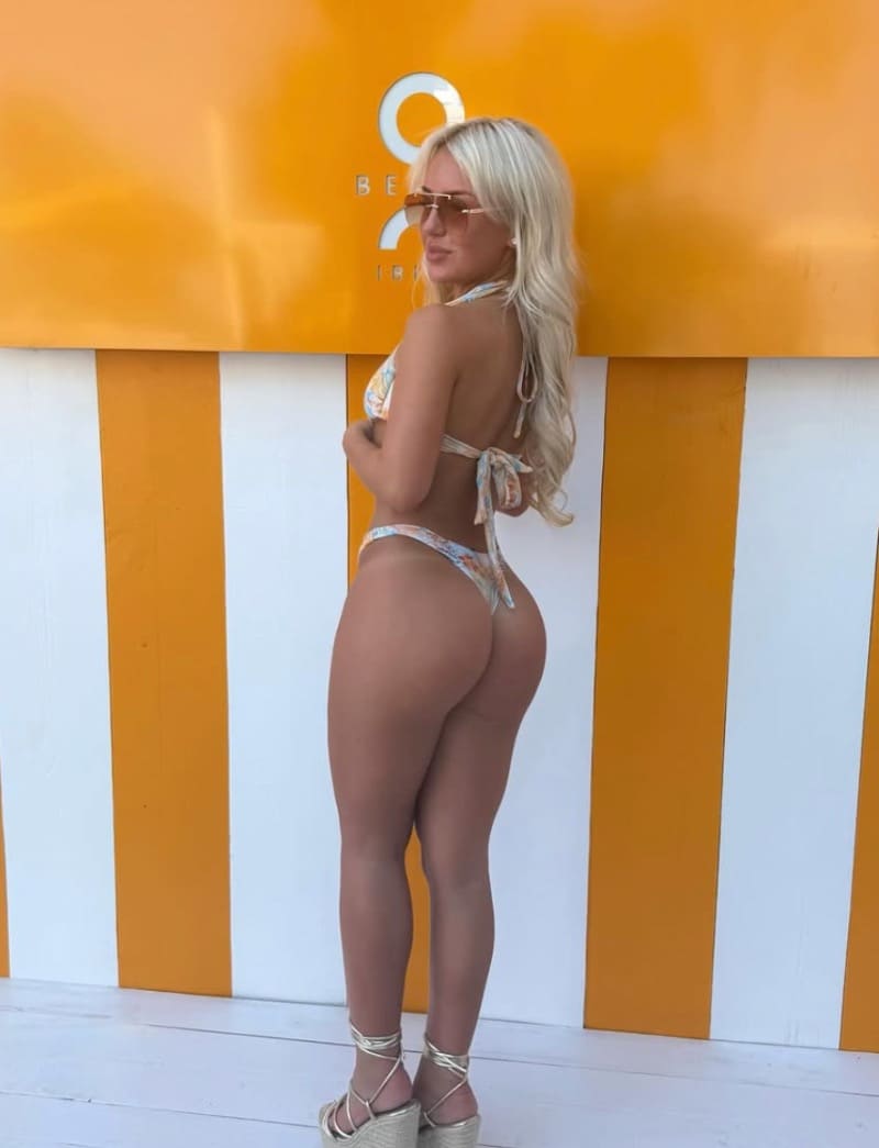 Blonde babe met perfecte billen in bikini