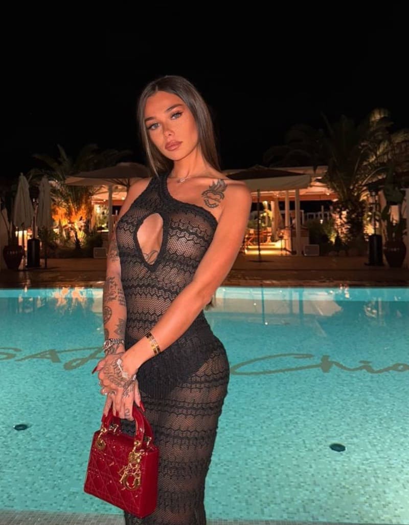 Babe in strakke jurk met diepe decolleté