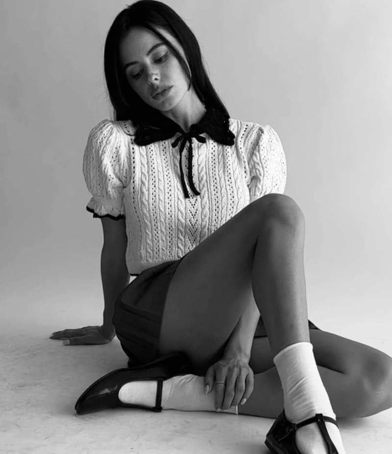 Babe in zwart wit en sexy outfit