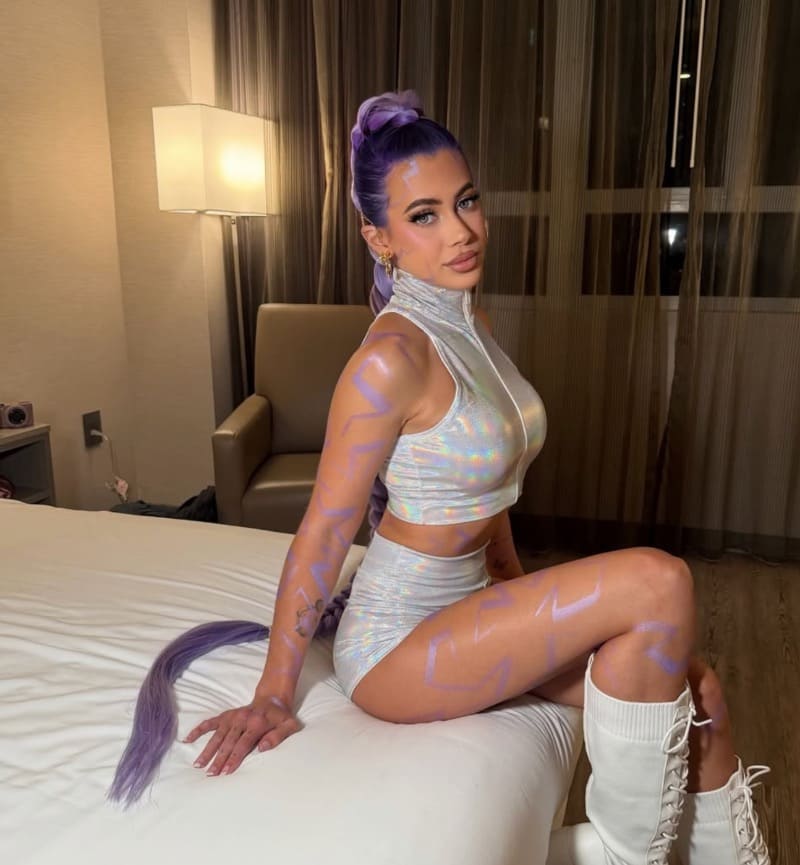 Babe in sexy outfit op bed