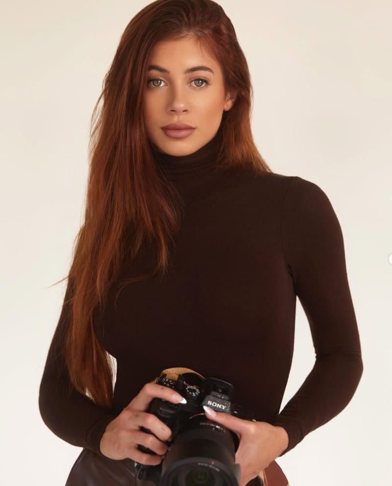 Darby in strakke outfit