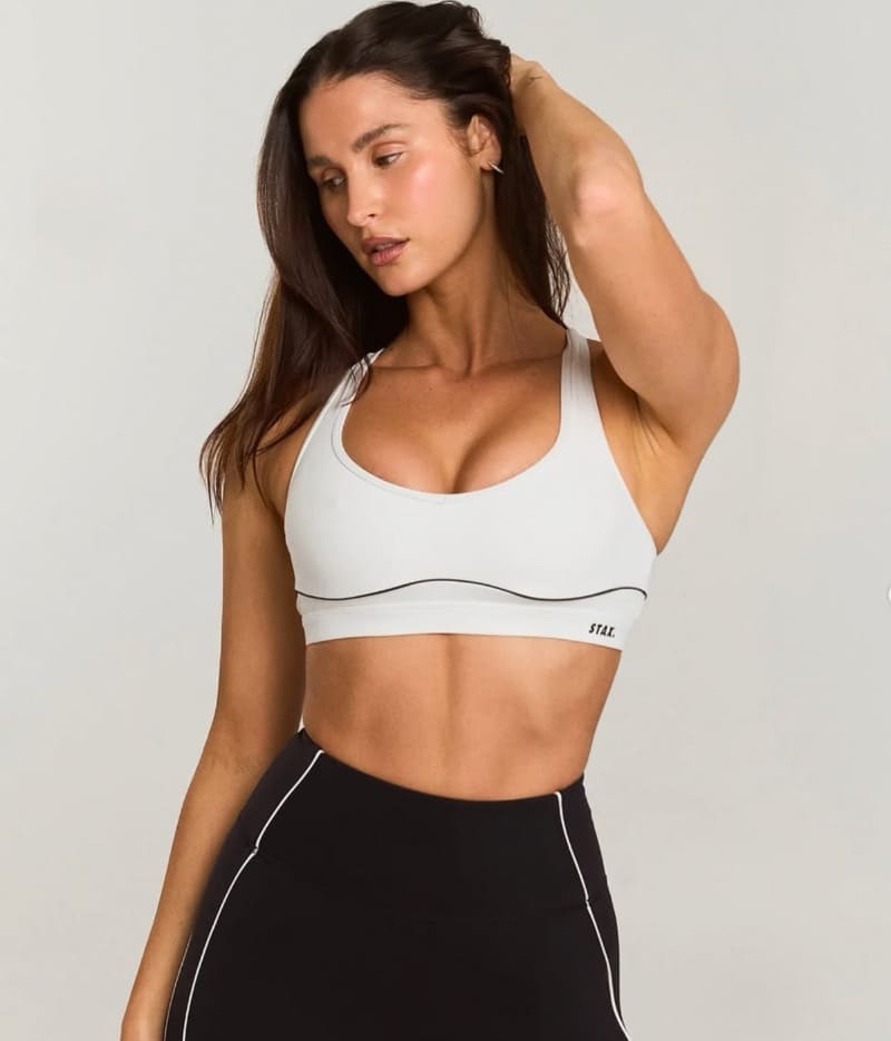 Mikaela in wit strak topje 