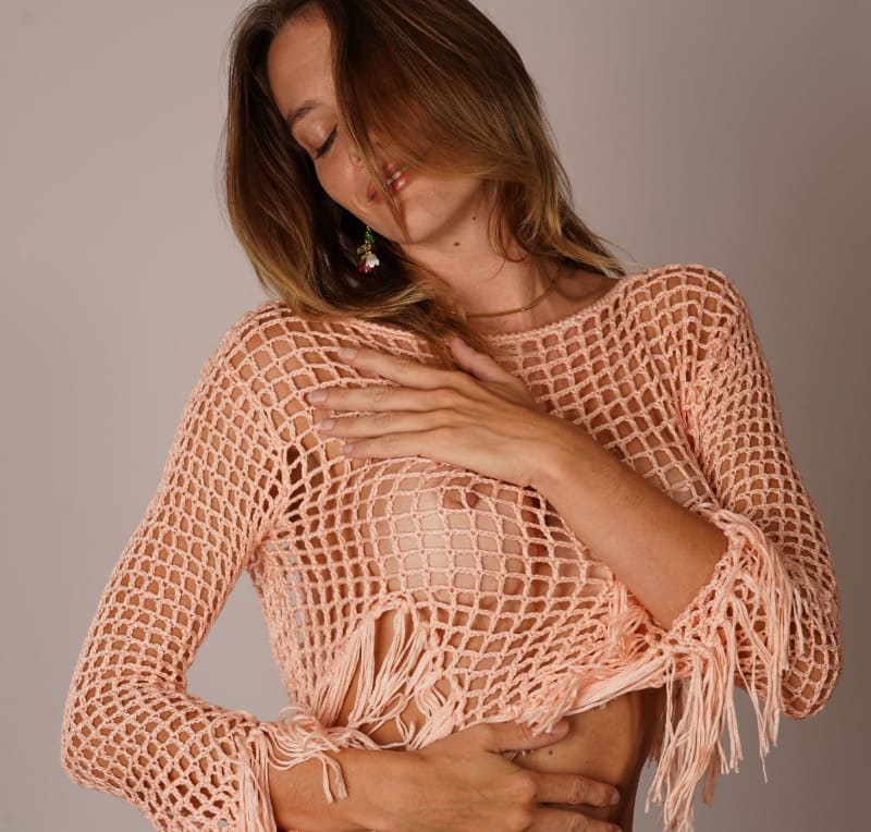 Babe in doorzichtig topje met dikke tieten