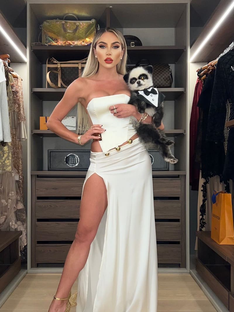 Khloë in sexy lange witte jurk