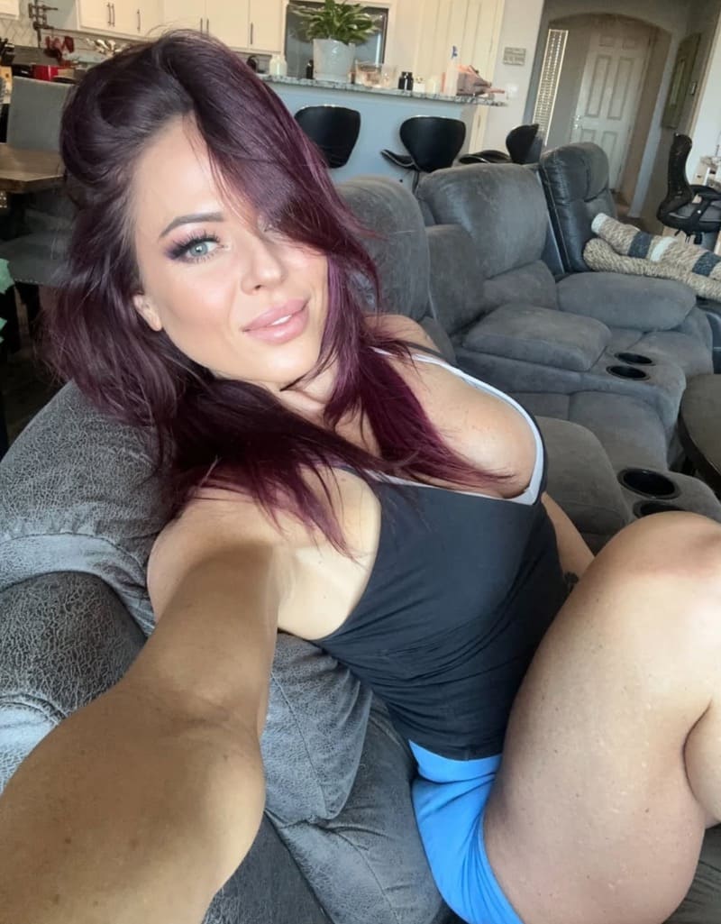 Kendra in mini zwart topje