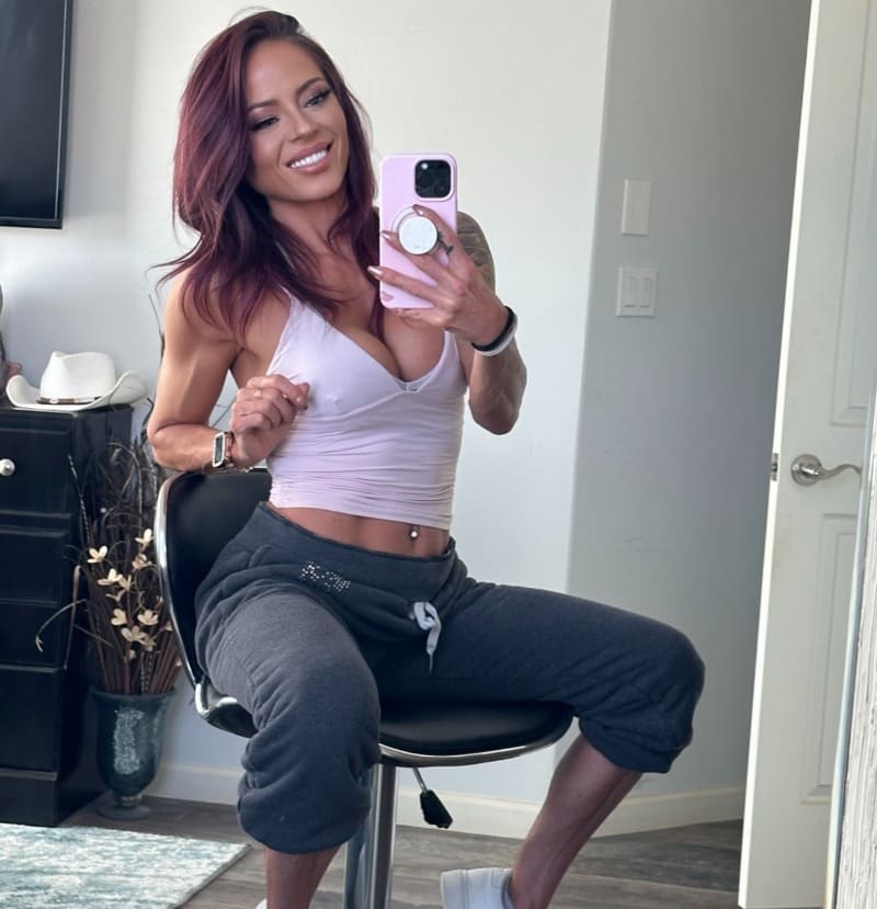 Kendra op stoel met strak topje