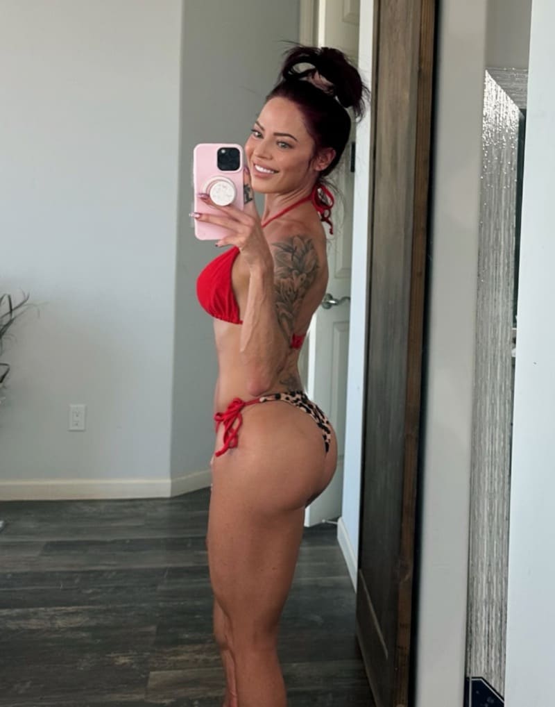 Babe in sexy rode lingerie