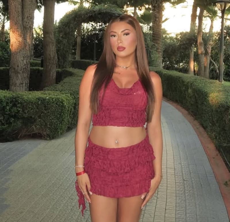 Babe in kort rood rokje