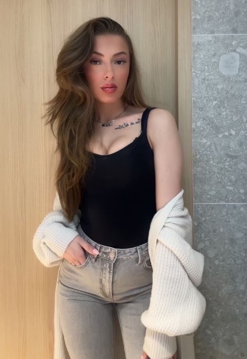 Sexy dame met dikke tieten in strak zwart topje