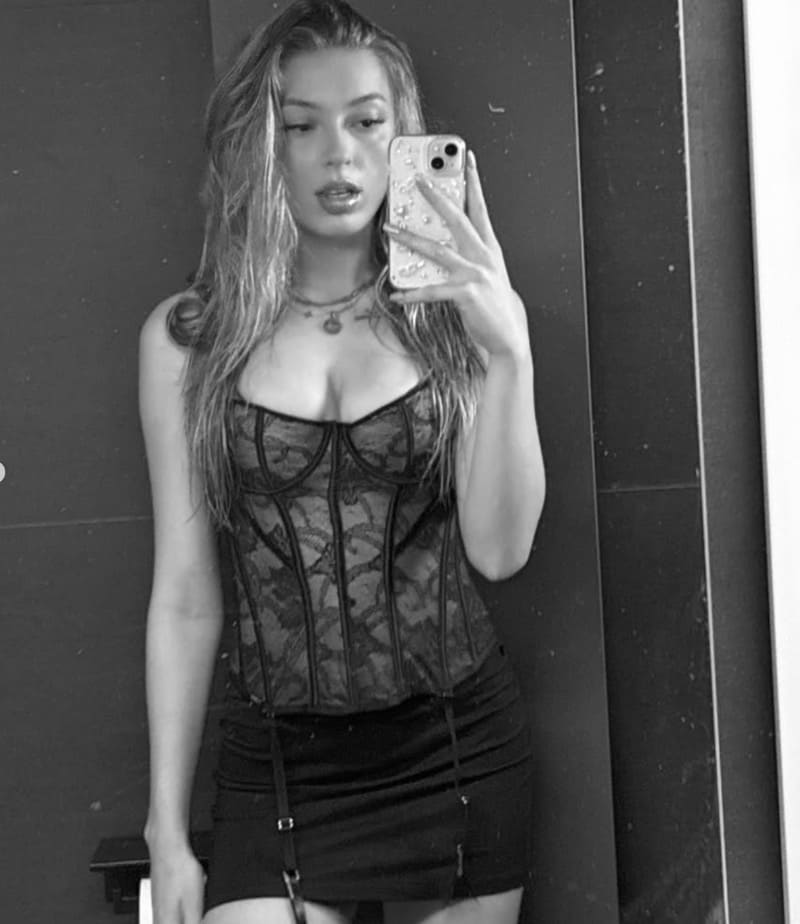 Rachel in lingerie in zwart wit