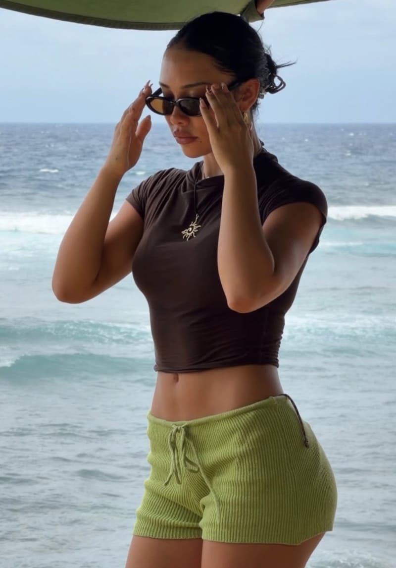 Chloë in sexy groen broekje