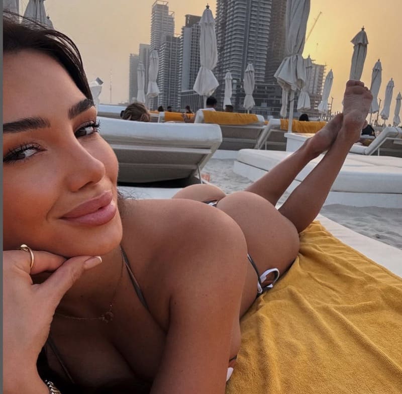 Jirina toont perfecte billen