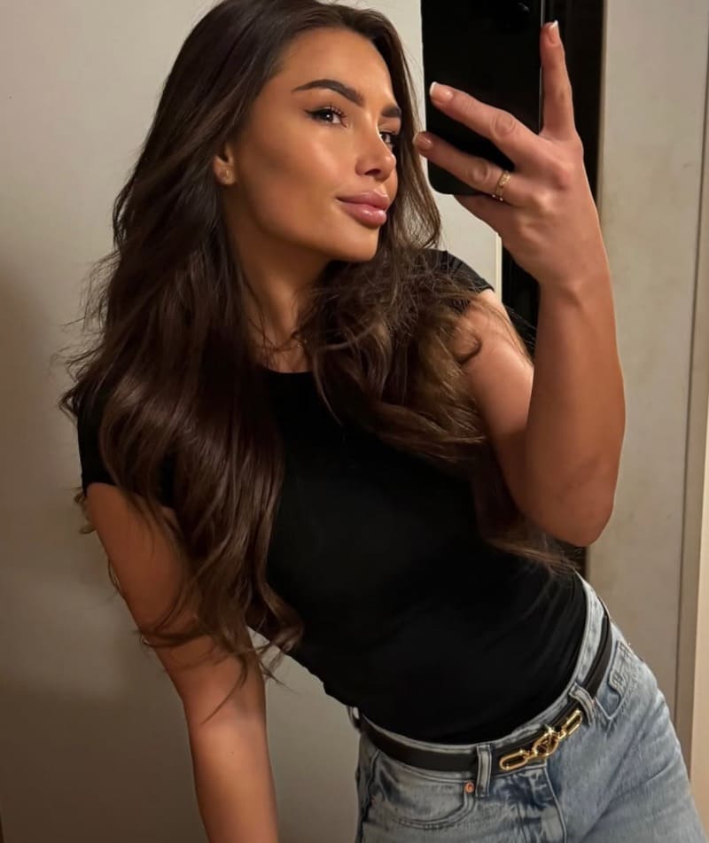 Jirina in sexy outfit