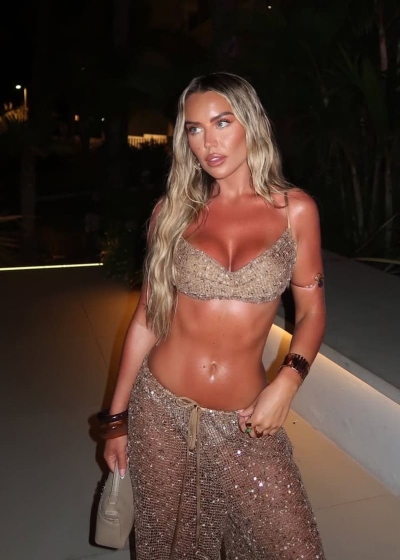 Samantha toont dikke tieten