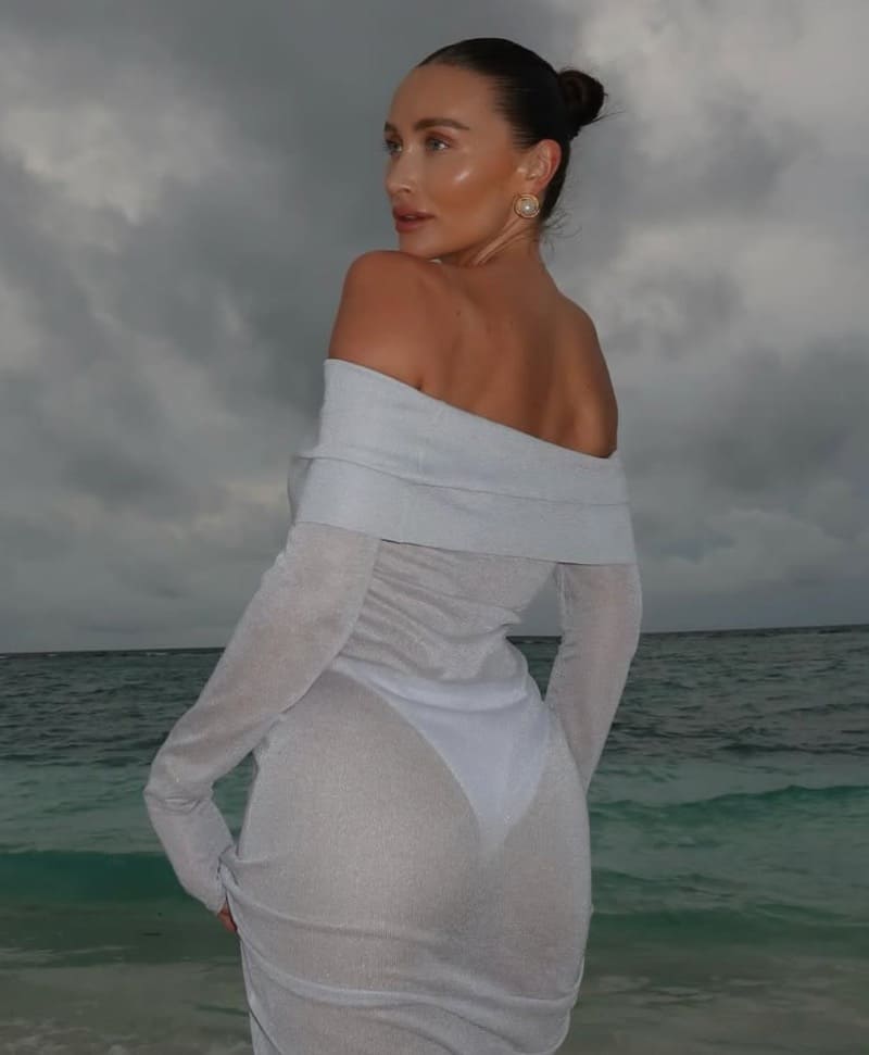 Sexy dame in witte jurk