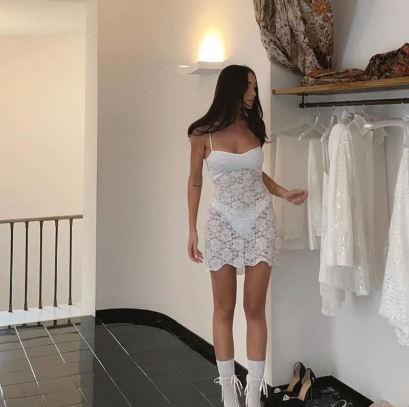 Sarah in sexy witte jurk
